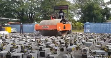 Imagem da matéria: Vídeo: Rolo compressor destrói centenas mineradoras de bitcoin na Malásia