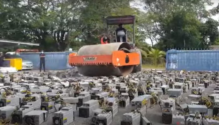 Imagem da matéria: Vídeo: Rolo compressor destrói centenas mineradoras de bitcoin na Malásia