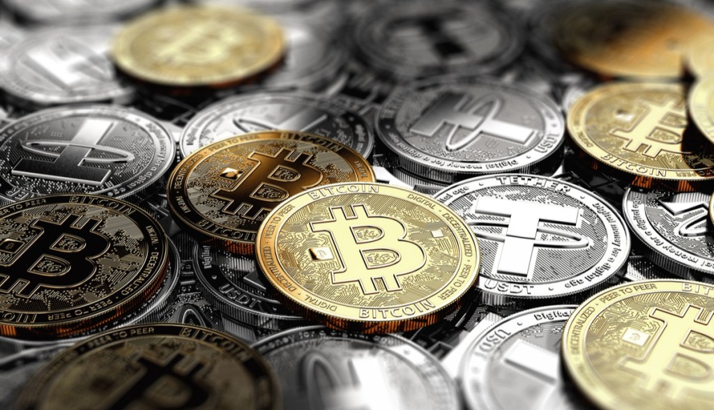 Imagem da matéria: Bitcoin (BTC) e Ethereum (ETH) recuam nesta terça; Axie Infinity (AXS) dispara 20%