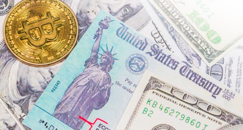 Imagem da matéria: Estudo diz que 0,02% dos cheques de auxílio nos EUA foram usados para comprar bitcoin