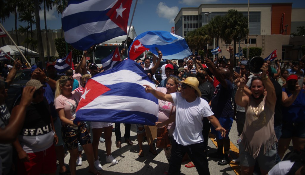 Imagem da matéria: Cubanos pedem criptomoedas para ajudar na revolta contra governo