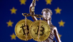 Estátua da justiça com moedas de Bitcoin - regulação europeia