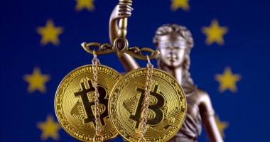 Estátua da justiça com moedas de Bitcoin - regulação europeia