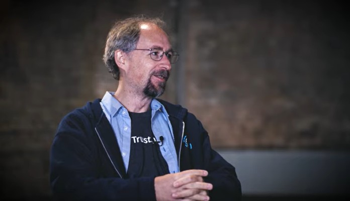 Adam Back é fotografado durante entrevista