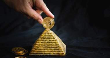 Imagem da matéria: Colunista do Diário do Centro do Mundo diz que bitcoin é pirâmide e pode colapsar economia mundial