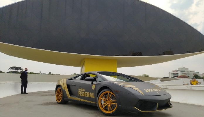 Imagem da matéria: Polícia Federal expõe Lamborghini do "Rei do Bitcoin" em museu de Curitiba