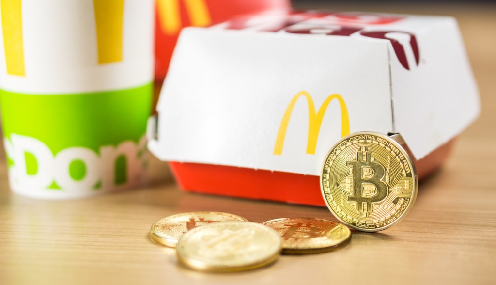 Imagem da matéria: McDonald's e Pizza Hut já estão aceitando Bitcoin em El Salvador
