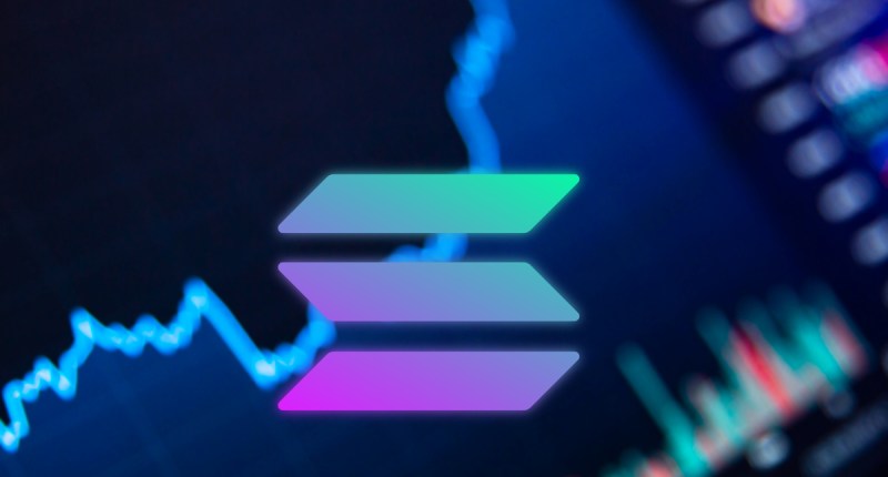 Ilustração mostra logotipo Solana à frente de gráfico de trading