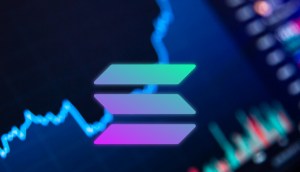 Ilustração mostra logotipo Solana à frente de gráfico de trading