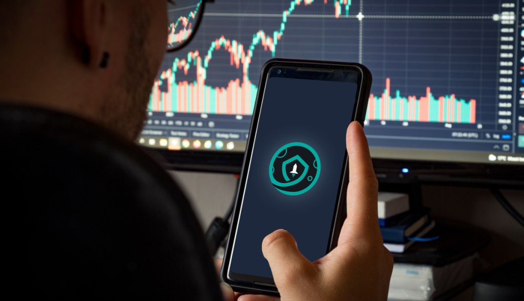 Imagem da matéria: Manhã Cripto: SafeMoon pede falência e token SFM despenca 40%; Solana (SOL) decola 8%