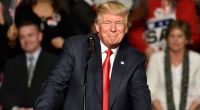 Donald Trump posa para foto em evento político nos EUA