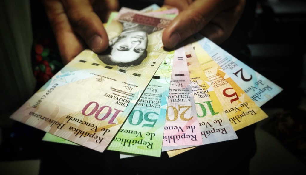 Imagem da matéria: Inflação derrota Venezuela e governo lança nova moeda com seis zeros a menos