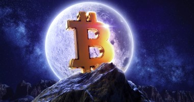 Símbolo do Bitcoin em um cume à frente da Lua