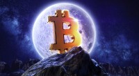 Símbolo do Bitcoin em um cume à frente da Lua