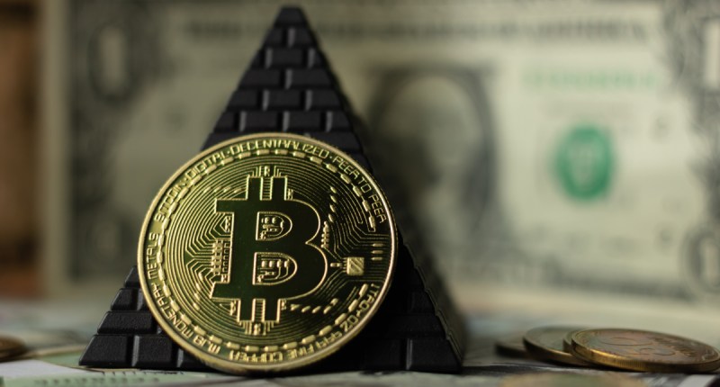 Imagem da matéria: Justiça vai vender criptomoedas para pagar vítimas de pirâmide financeira nos EUA