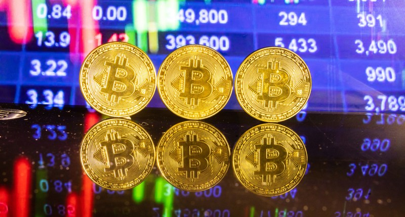 Imagem da matéria: Bitcoin supera os US$ 64 mil e flerta com recorde histórico de preço