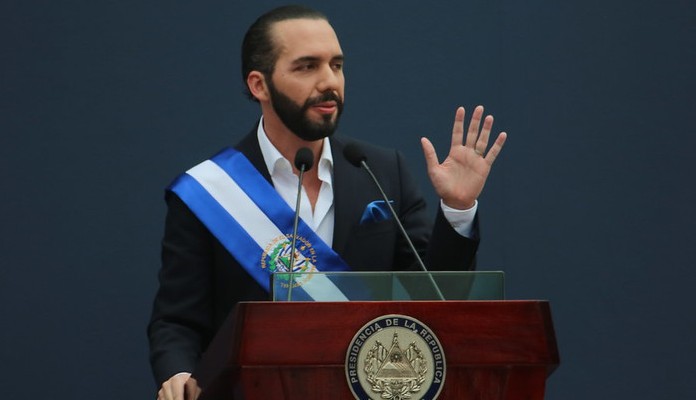 Imagem da matéria: Presidente de El Salvador anuncia disputa à reeleição enquanto agência rebaixa "nota" do país