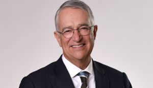 Ricardo Salinas pos aapra foto