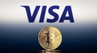 Logotipo da Visa acima de moeda de Bitcoin