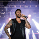 Gusttavo lima canta em seu show sertanejo