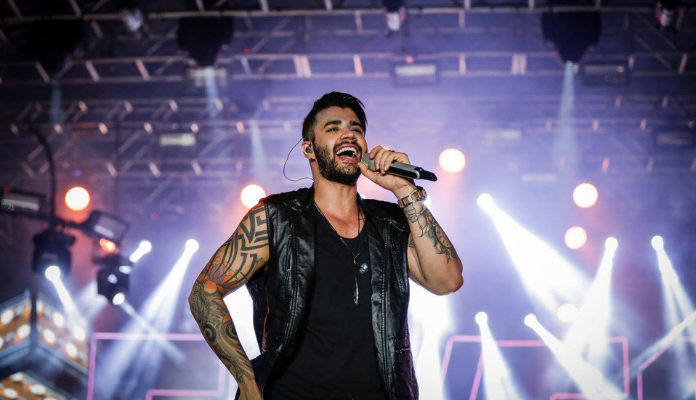 Gusttavo lima canta em seu show sertanejo