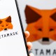 Smartphone mostra logotipo da carteira MetaMask