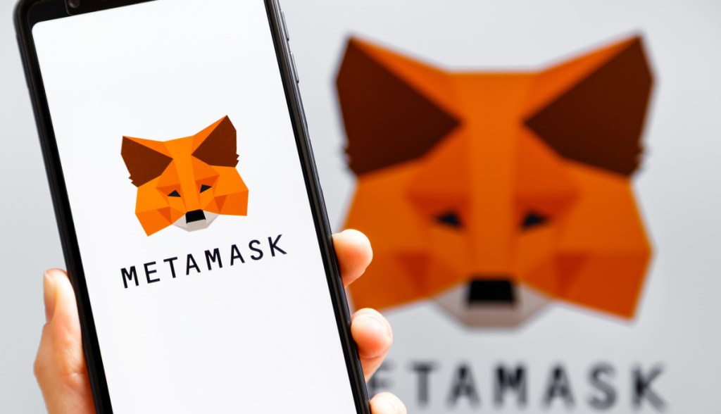 Smartphone mostra logotipo da carteira MetaMask