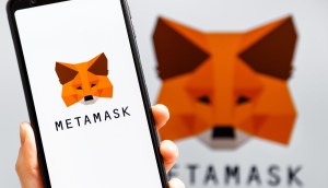 Smartphone mostra logotipo da carteira MetaMask