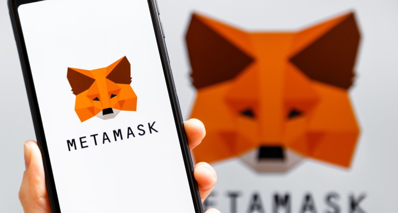Smartphone mostra logotipo da carteira MetaMask