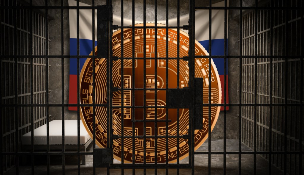 Moeda de Bitcoin em cela de prisão com bandeira russa da Rússia
