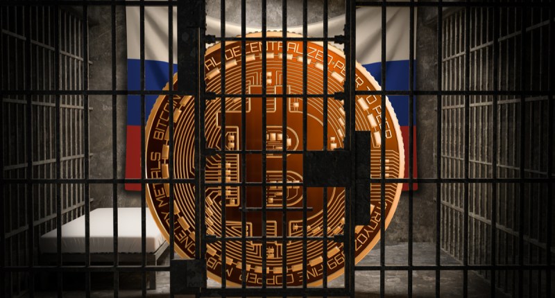 Moeda de Bitcoin em cela de prisão com bandeira russa da Rússia