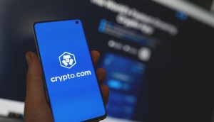 smartphone mostra logotipo da corretora de criptomoedas Crypto.com