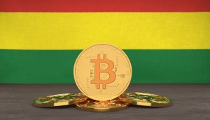 Moeda de Bitcoin à frente de bandeira da Bolívia