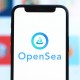 Celular com o logo da OpenSea