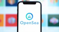 Celular com o logo da OpenSea