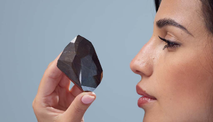 Imagem da matéria: Diamante negro que pode ter vindo do espaço foi comprado com criptomoedas