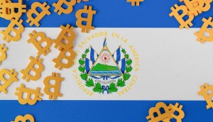 Bitcoins sobre bandeira de El Salvador