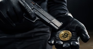 Imagem da matéria: Policiais que extorquiram R$ 1 milhão em bitcoin de investidor viram réus em Goiás