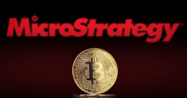 moeda do bitcoin com o logo da microstrategy ao fundo