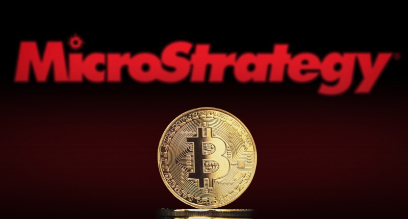 moeda do bitcoin com o logo da microstrategy ao fundo