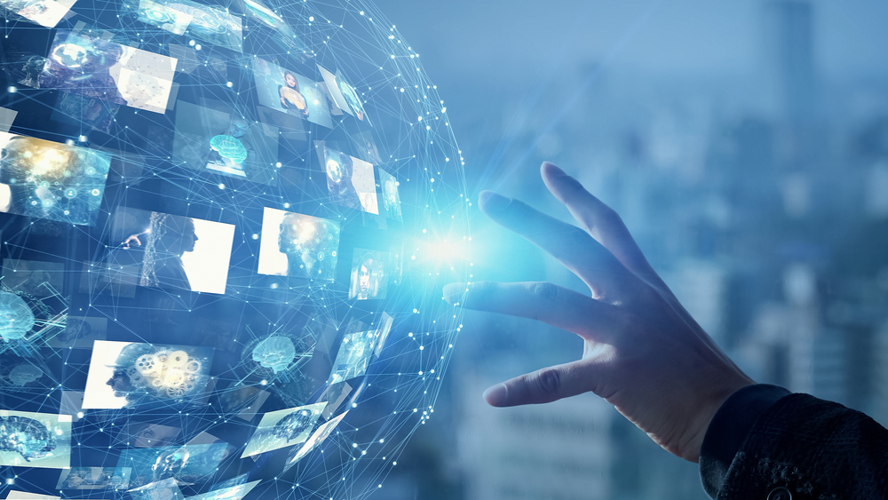 Mão operando um hologrma