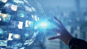 Mão operando um hologrma
