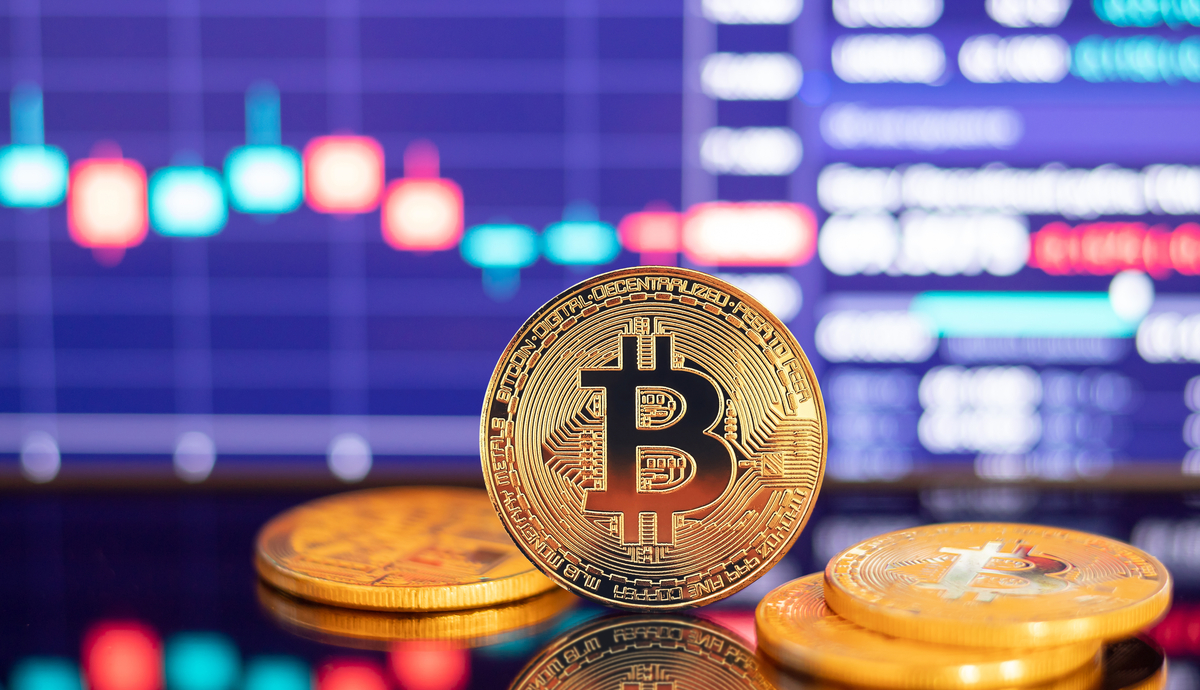 Bitcoin se valoriza e bate recordes; entenda o que é e os riscos