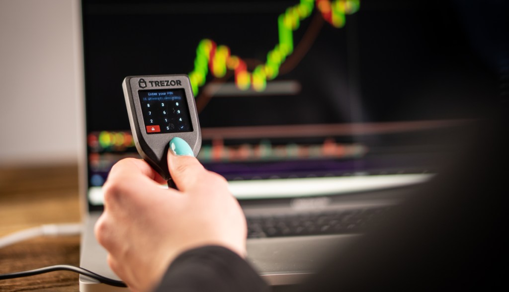 Imagem da matéria: Hacker usa serviço de newsletter para tentar roubar criptomoedas de clientes da Trezor