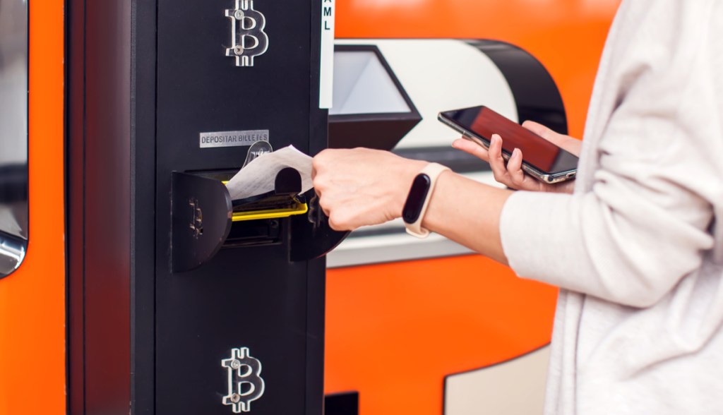 Imagem da matéria: Homem é acusado de operar rede pirata de caixas eletrônicos de Bitcoin