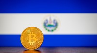 Moeda de Bitcoin à frente de bandeira de El Salvador