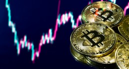 moedas de bitcoin diante de gráfico