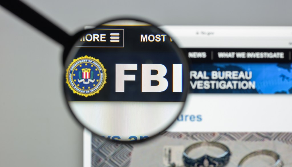 Lupa mostra a sigla FBI em tela de computador