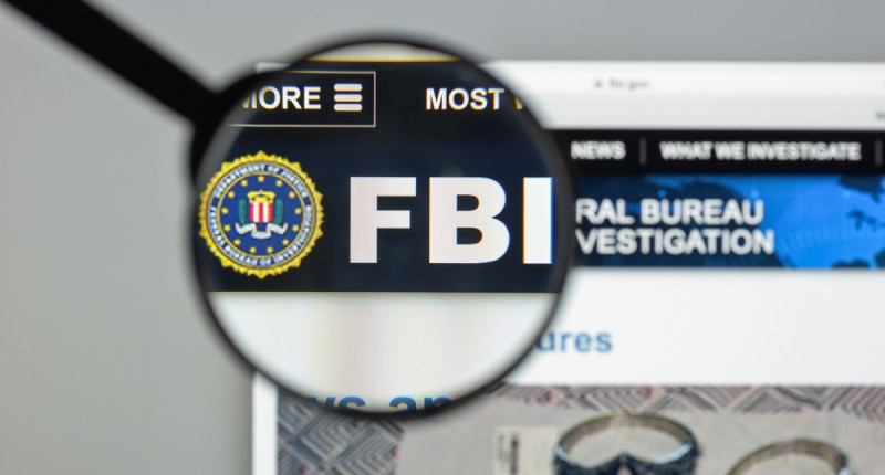Lupa mostra a sigla FBI em tela de computador