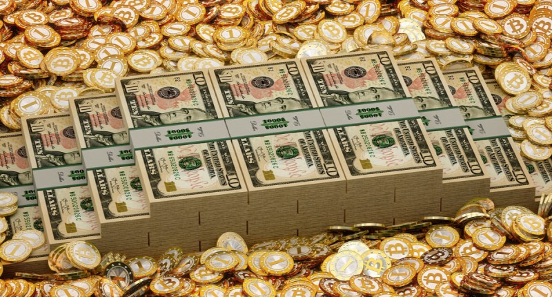 notas de dinheiro envoltas a moedas de bitcoin, com num cofre